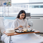 Mujer hospitalizada comiendo Tu Seguro Pro